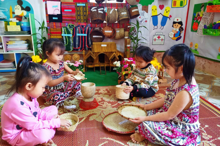 Trẻ Trường Mầm non Thành Sơn (Bá Thước) học làm quen với vật dụng truyền thống tại “Góc địa phương”.Ảnh: L. Toán Trẻ Trường Mầm non Thành Sơn (Bá Thước) học làm quen với vật dụng truyền thống tại “Góc địa phương”.Ảnh: L. Toán