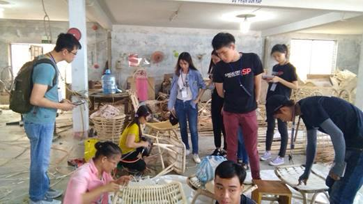 SV trường ĐH Bách khoa, ĐH Đà Nẵng và SV trường Sigapore Polytechnic tham gia Học qua dự án “Nâng cao chất lượng sản phẩm tại làng nghề Mây tre An Khê, Đà Nẵng 