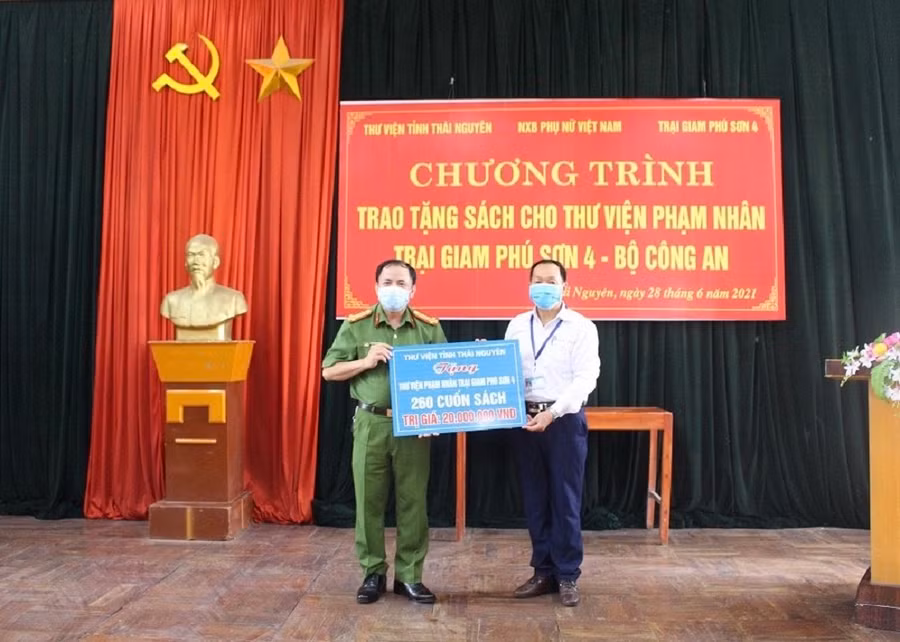 Ông Đỗ Bình Nguyên, Giám đốc Thư viện tỉnh trao tặng 260 cuốn sách cho Trại giam Phú Sơn 4.