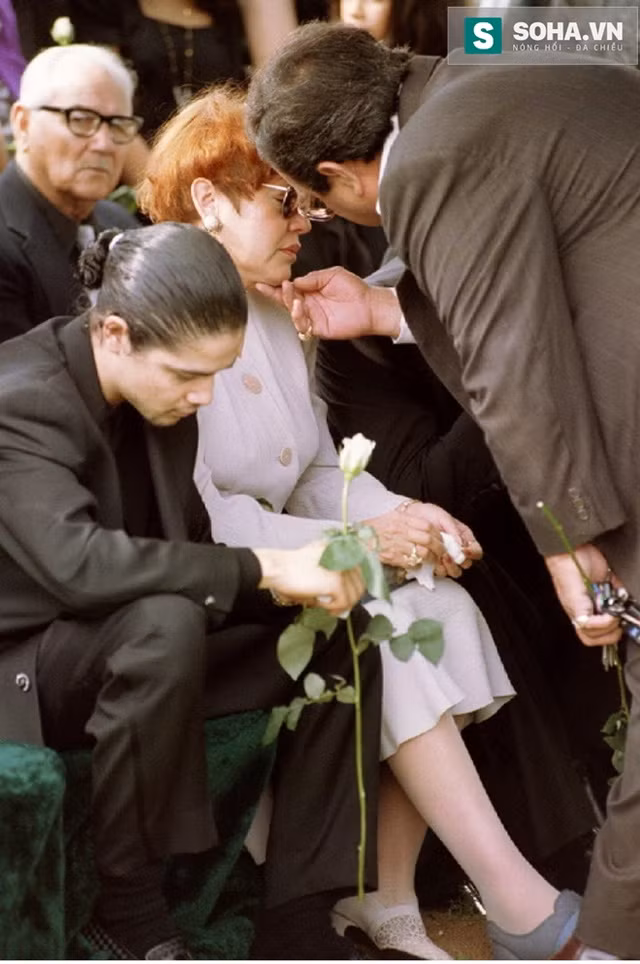  Cha mẹ của Selena và Chris Pérez đau buồn trong lễ tang của cô. 