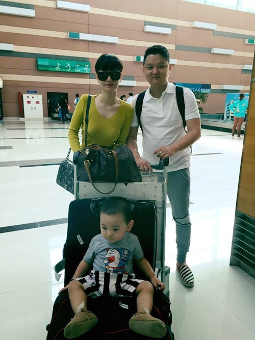 con trai tra my idol hao hung di du lich cung bo me - 1