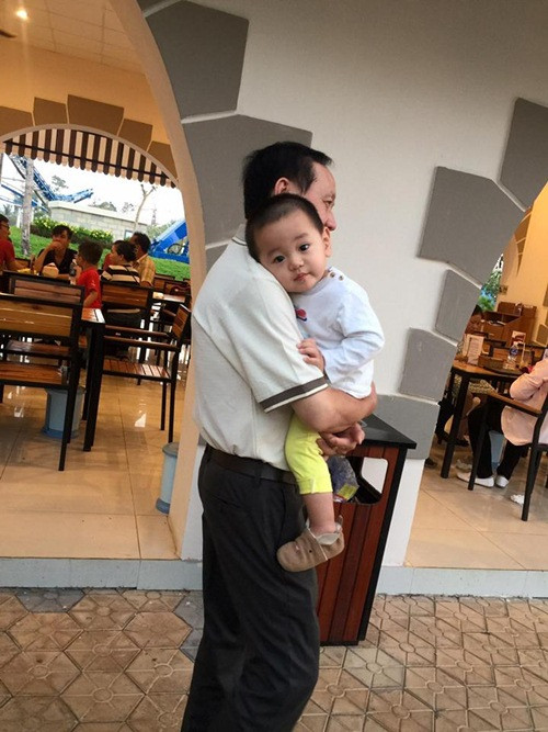 con trai tra my idol hao hung di du lich cung bo me - 5