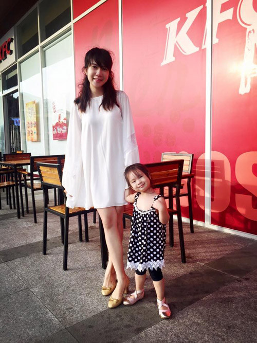 Thời trang bầu “vạn người mê” của bà xã ca sĩ Lý Hải ảnh 10 Thời trang bầu vạn người mê của bà xã ca sĩ Lý Hải