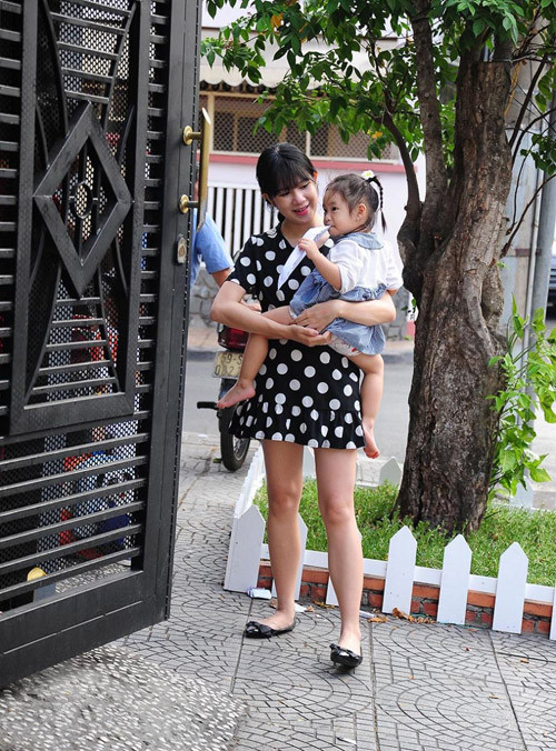 Thời trang bầu “vạn người mê” của bà xã ca sĩ Lý Hải ảnh 1 Thời trang bầu vạn người mê của bà xã ca sĩ Lý Hải