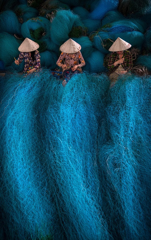 Giải nhất: Tác phẩm Vá lưới. Tác giả: Giang Sơn Đông Giải nhất: Tác phẩm Vá lưới. Tác giả: Giang Sơn Đông