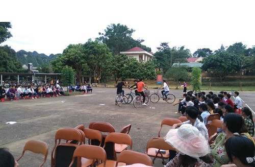 HS Trường THPT Lâm Bình tham gia tình huống giao thông cụ thể