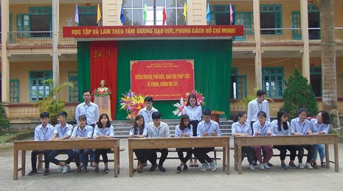 HS Trường THPT Hà Lang thi hỏi - đáp về pháp luật