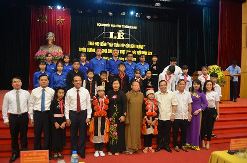 Các đại biểu với tân sinh viên, học sinh vượt khó tiêu biểu