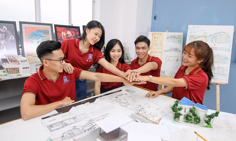 Sinh viên Trường ĐH Nguyễn Tất Thành.