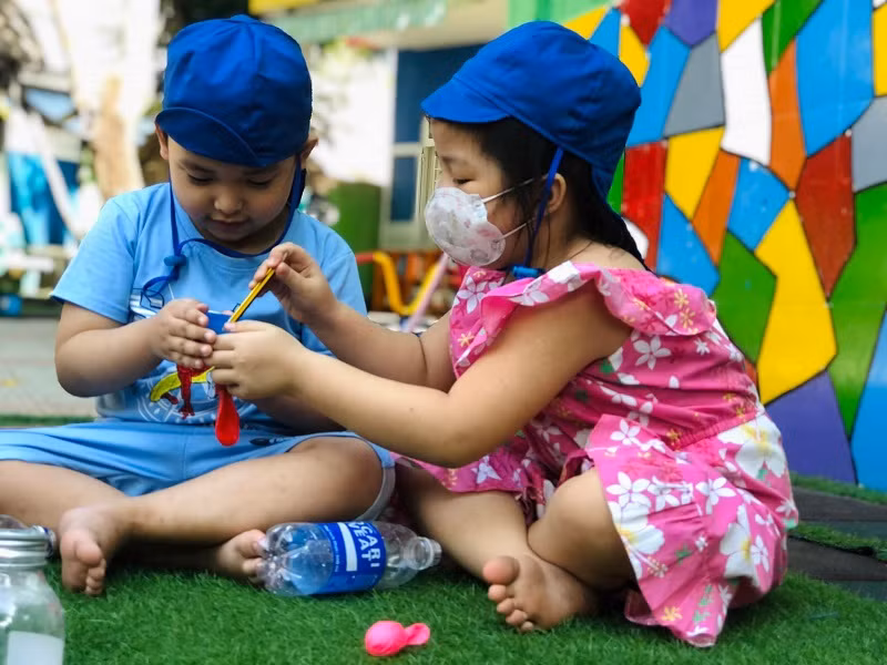 Việc đến trường còn giúp trẻ 5 tuổi có được các kỹ năng xã hội khác ở giai đoạn tiền học đường. 