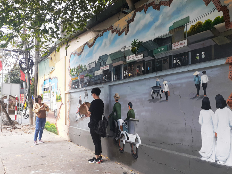 Con đường bích họa thu hút đông đảo người dân đến tham quan, chụp ảnh.