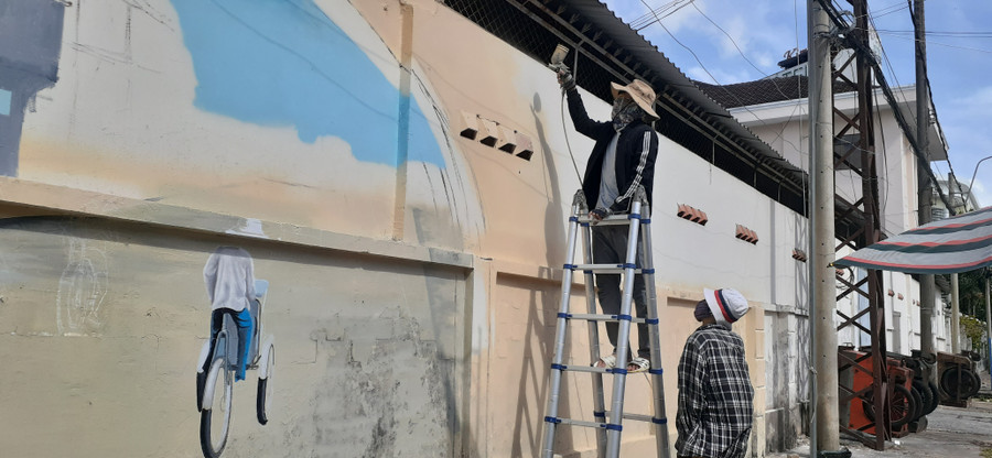 Các họa sĩ đang phun sơn, chuẩn bị cho bức họa mới.