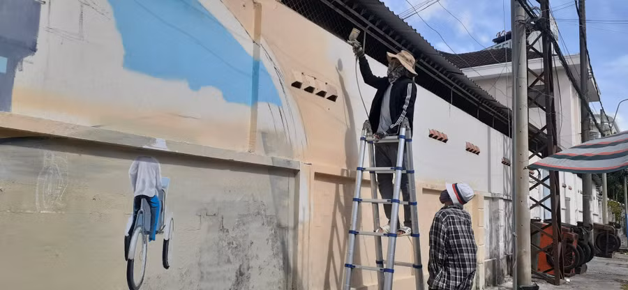 Các họa sĩ đang phun sơn, chuẩn bị cho bức họa mới.