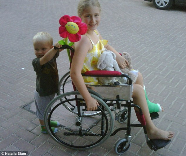 Natalia Siam từng bị bạn bè bắt nạt, xô ngã gãy chân.