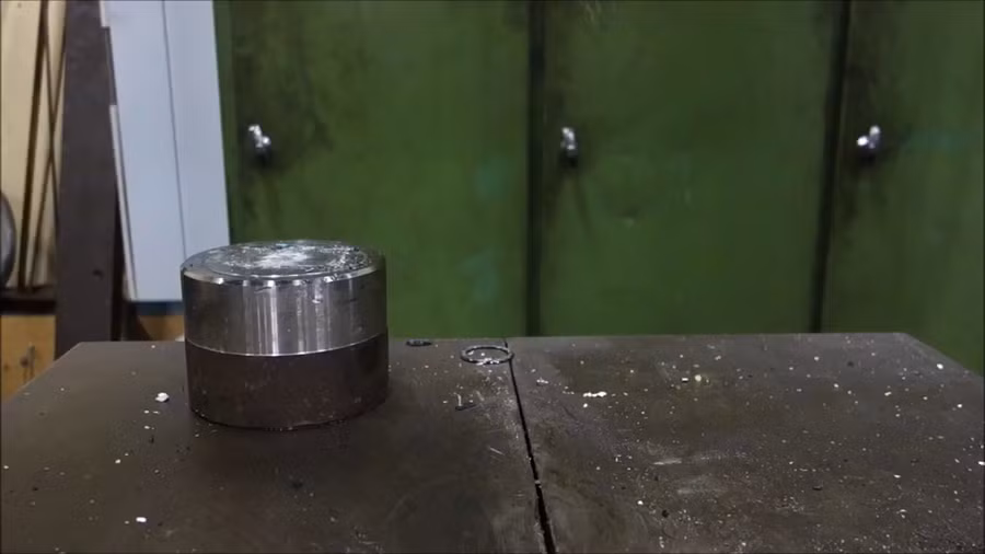 Đố bạn có thể gấp đôi một tờ giấy 7 lần liên tiếp mà không dùng đến một máy nén thủy lực như thế này