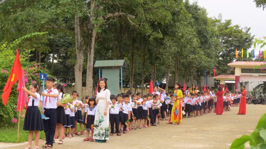 Đón HS lớp Một trong lễ khai giảng năm học của Trường Tiểu học Trần Quý Cáp (TP Tam Kỳ, Quảng Nam) - ảnh tư liệu