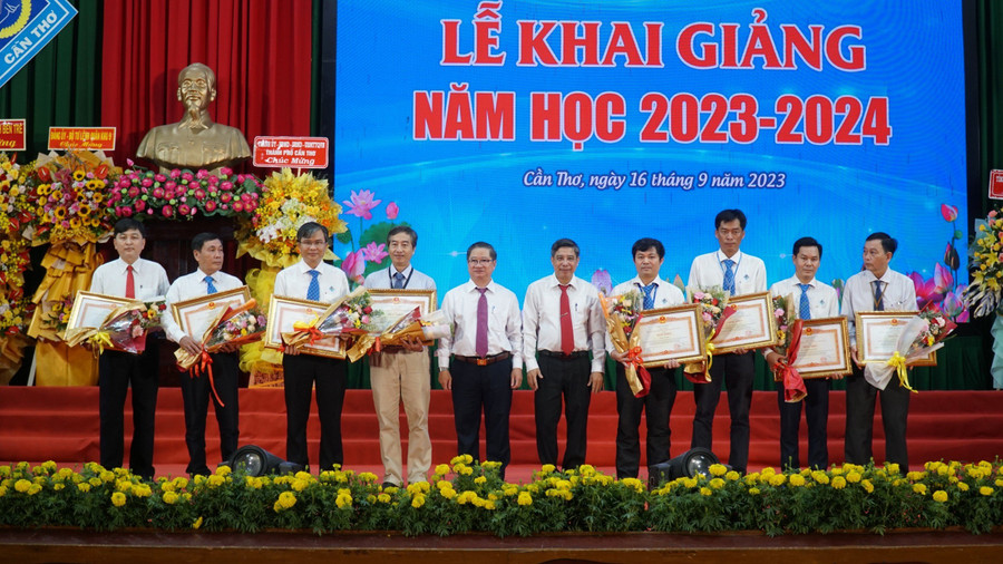 Các tập thể và cá nhân thuộc Trường ĐH Cần Thơ được tặng Bằng khen của Thủ tướng Chính phủ.