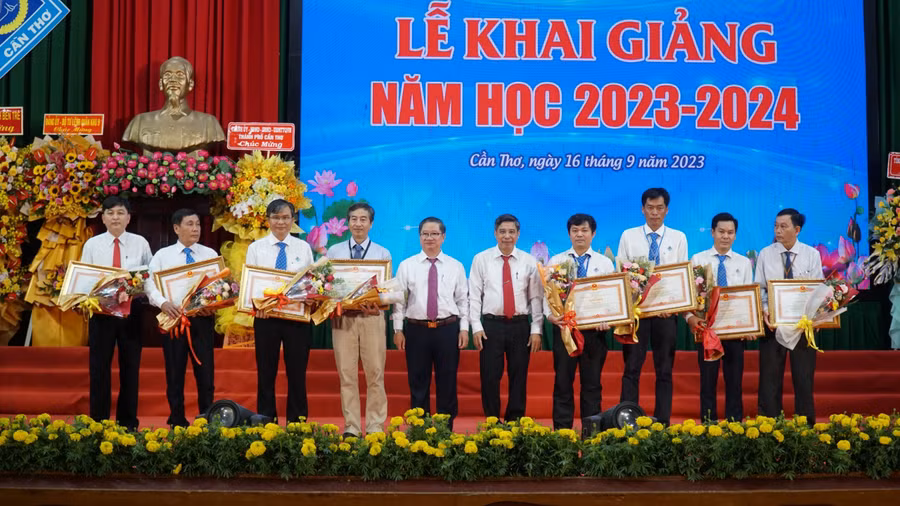 Các tập thể và cá nhân thuộc Trường ĐH Cần Thơ được tặng Bằng khen của Thủ tướng Chính phủ.