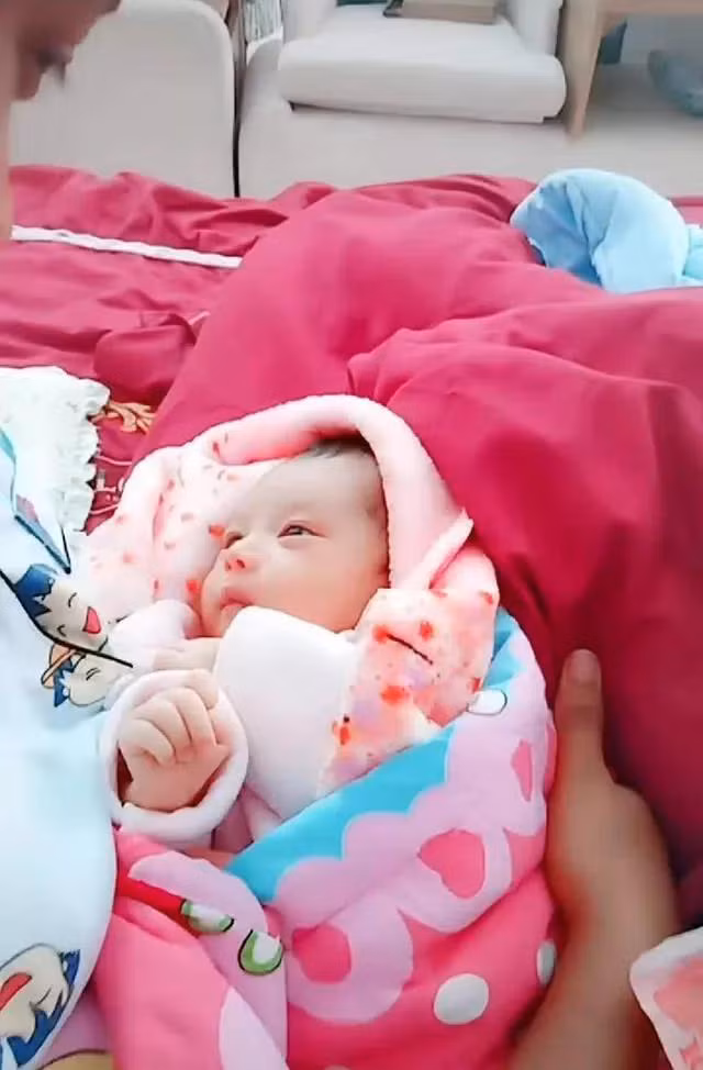 Mẹ Châu Phi lấy chồng người Châu Á, đẻ con ra ai cũng bất ngờ bởi khuôn mặt của em bé - Ảnh 3.