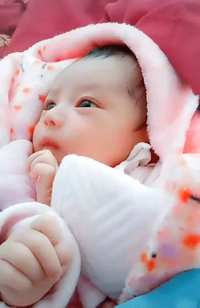 Mẹ Châu Phi lấy chồng người Châu Á, đẻ con ra ai cũng bất ngờ bởi khuôn mặt của em bé - Ảnh 4.