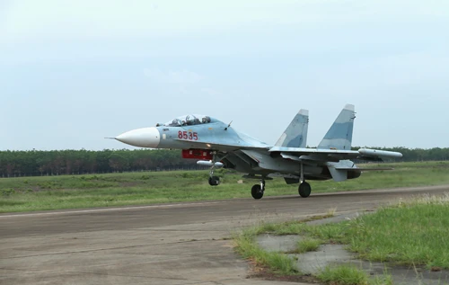 Cận cảnh “Hổ mang chúa” Su-30MK2 trên bầu trời phương Nam