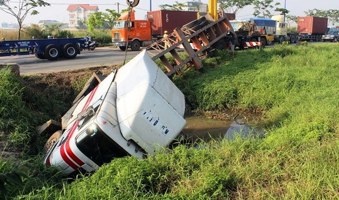 Xe đầu kéo lao xuống hố sâu, tài xế thoát chết