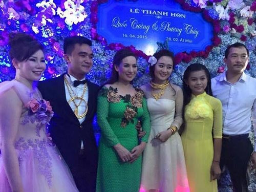 Choáng váng với đám cưới tràn ngập vàng ở Hà Tĩnh ảnh 9 Choáng váng với đám cưới tràn ngập vàng ở Hà Tĩnh - 9