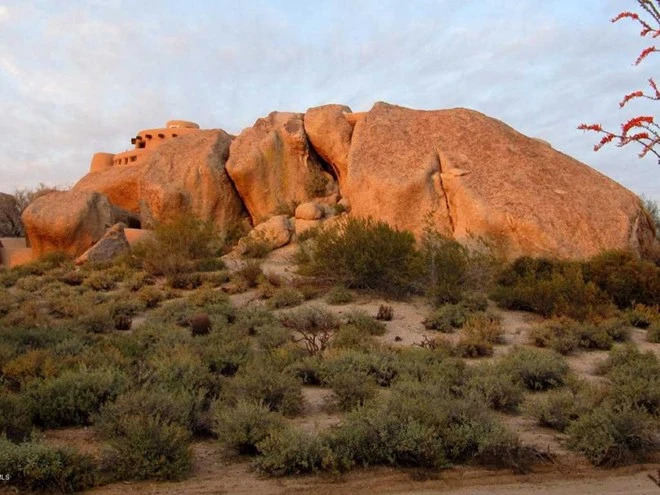 Ngôi nhà đá tảng trên sa mạc Arizona