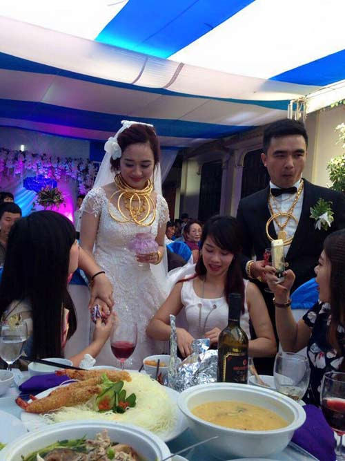 Choáng váng với đám cưới tràn ngập vàng ở Hà Tĩnh ảnh 6 Choáng váng với đám cưới tràn ngập vàng ở Hà Tĩnh - 6