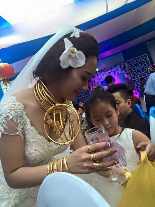 Choáng váng với đám cưới tràn ngập vàng ở Hà Tĩnh ảnh 5 Choáng váng với đám cưới tràn ngập vàng ở Hà Tĩnh - 5