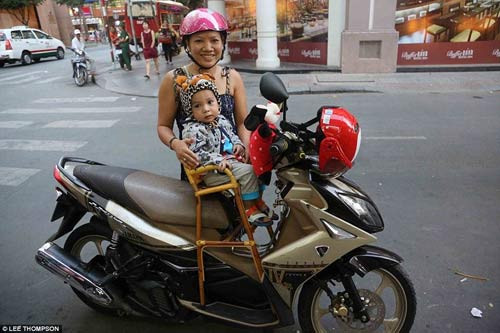 Báo Tây choáng với hình ảnh giao thông của người Việt ảnh 6 Báo Tây choáng với hình ảnh giao thông của người Việt - 6