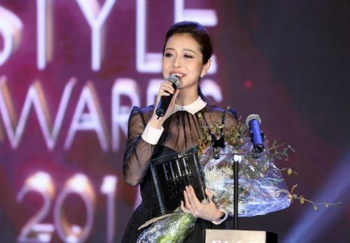 Lý Nhã Kỳ rạng rỡ đi nhận giải Nữ doanh nhân phong cách của năm ảnh 16 Lý Nhã Kỳ rạng rỡ đi nhận giải Nữ doanh nhân phong cách của năm ảnh 16