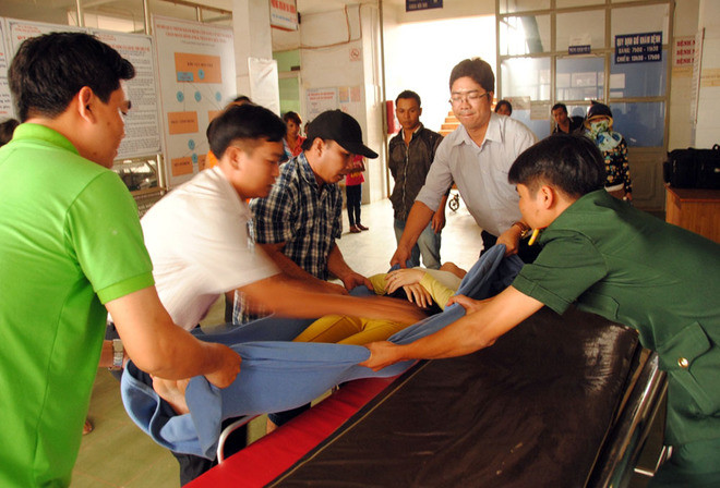 Hàng chục người kêu cứu trong ôtô khách rách bươm ảnh 6 Hàng chục người kêu cứu trong ôtô khách rách bươm ảnh 6