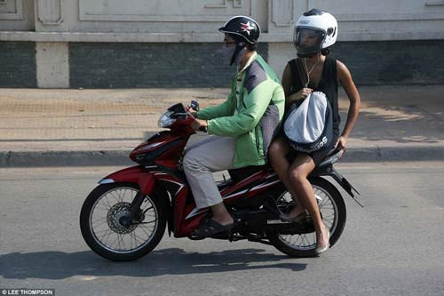 Báo Tây choáng với hình ảnh giao thông của người Việt ảnh 12 Báo Tây choáng với hình ảnh giao thông của người Việt - 12