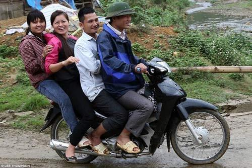 Báo Tây choáng với hình ảnh giao thông của người Việt ảnh 11 Báo Tây choáng với hình ảnh giao thông của người Việt - 11