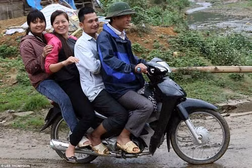 Báo Tây choáng với hình ảnh giao thông của người Việt - 11