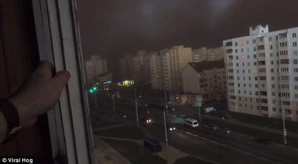 Belarus: Đang ban ngày, trời bỗng tối sầm như ban đêm ảnh 2 Belarus: Đang ban ngày, trời bỗng tối sầm như ban đêm ảnh 2