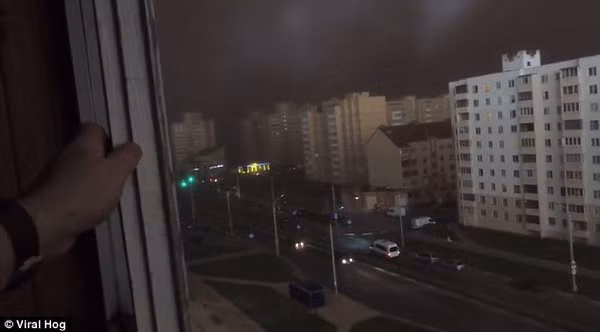 Belarus: Đang ban ngày, trời bỗng tối sầm như ban đêm ảnh 2