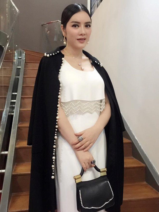 Lý Nhã Kỳ rạng rỡ đi nhận giải Nữ doanh nhân phong cách của năm ảnh 3 Lý Nhã Kỳ rạng rỡ đi nhận giải Nữ doanh nhân phong cách của năm ảnh 3