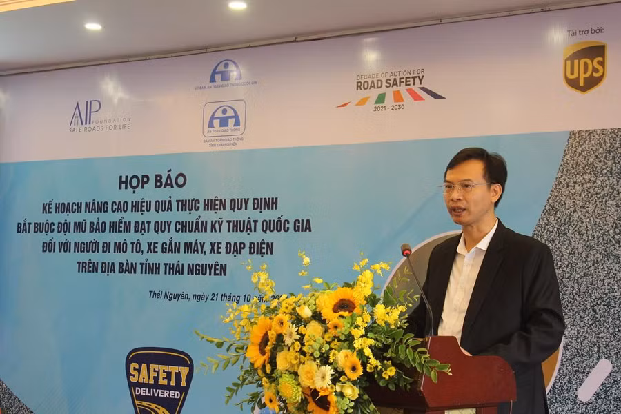 Tiến sĩ Trần Hữu Minh-Chánh văn phòng Ủy ban ATGTQG phát biểu tại buổi họp báo.