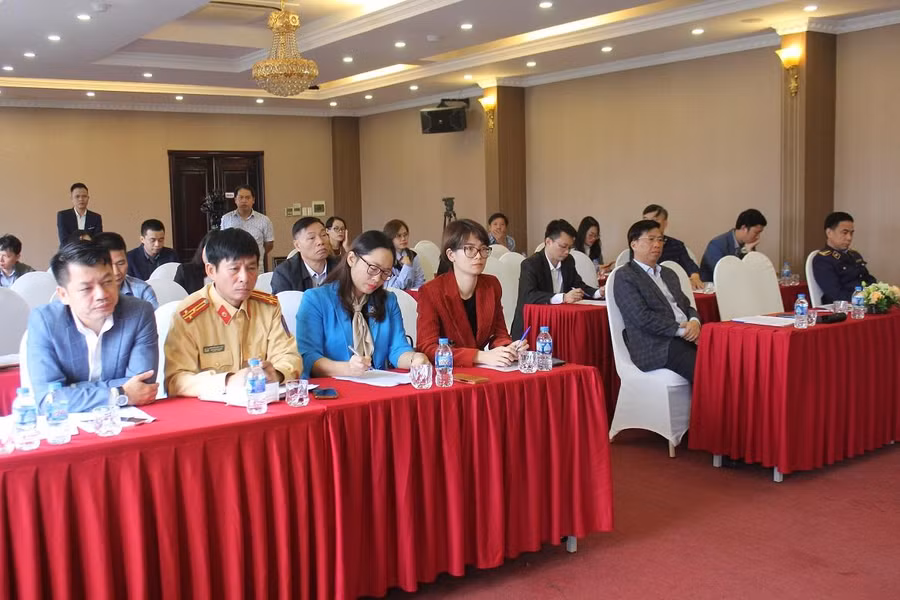 Quang cảnh buổi Họp báo triển khai Kế hoạch bắt buộc đội mũ bảo hiểm đạt quy chuẩn kỹ thuật quốc gia tại Thái Nguyên.