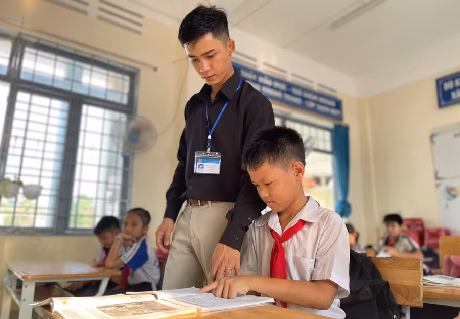 Thầy Tôn Long Được dạy học cho trò huyện biên giới Ia H’Drai.