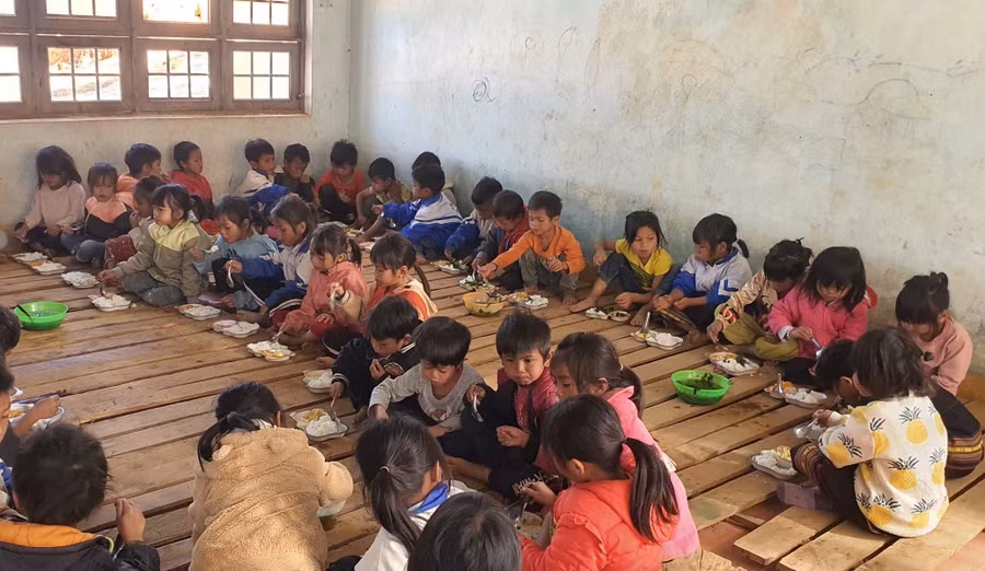 Trường Tiểu học xã Đăk Hà kêu gọi nhà hảo tâm tổ chức bữa ăn bán trú cho 63 học sinh không có chế độ ở điểm trường Ty Tu.