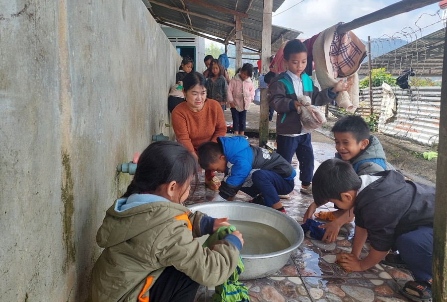 Trường Tiểu học Sơn Lang hướng dẫn các em bán trú vệ sinh cá nhân. Trường Tiểu học Sơn Lang hướng dẫn các em bán trú vệ sinh cá nhân.
