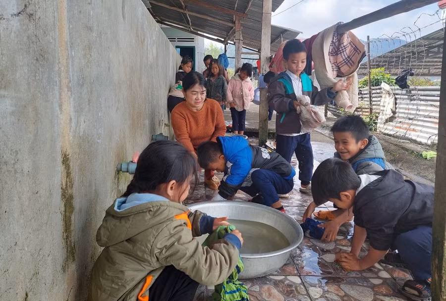 Trường Tiểu học Sơn Lang hướng dẫn các em bán trú vệ sinh cá nhân.