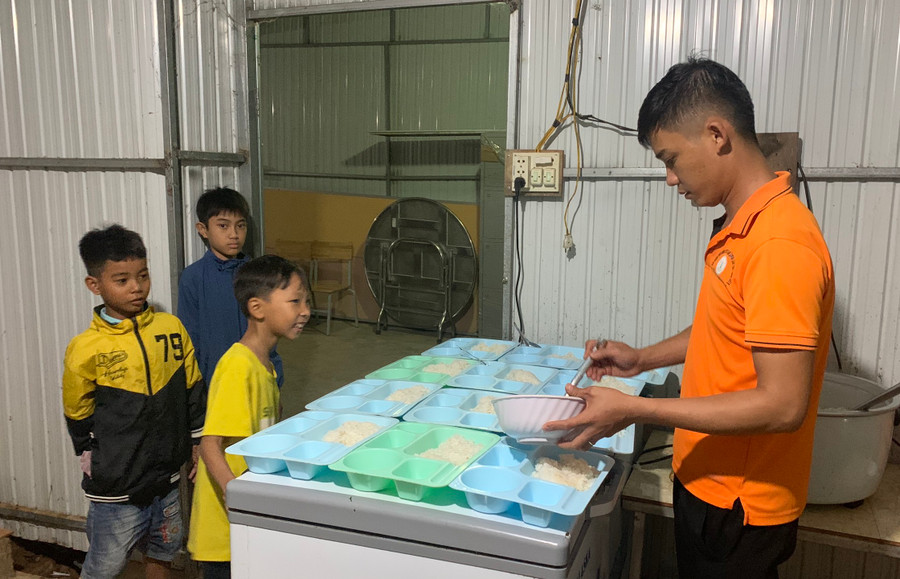 Giáo viên Trường Tiểu học – THCS Nguyễn Du chăm lo miễn phí cho học sinh bán trú Giáo viên Trường Tiểu học – THCS Nguyễn Du chăm lo miễn phí cho học sinh bán trú