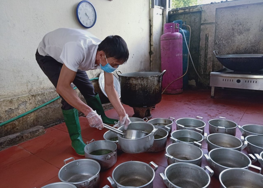 Nhân viên Trường PTDTBT Tiểu học Đoàn Kết, xã Ma Ly Pho chia thức ăn cho học sinh bán trú.