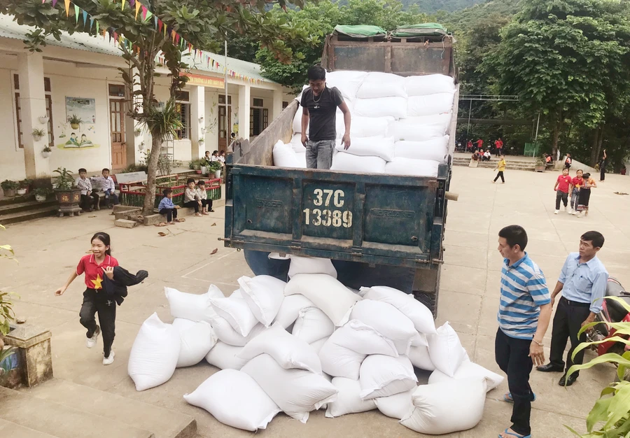 Trường PTDTBT Tiểu học Nhôn Mai (huyện Tương Dương, Nghệ An) nhận gạo cho học sinh bán trú.