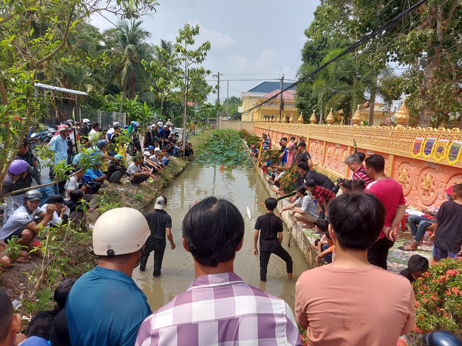 Đua ghe ngo mini thu hút đông đảo người dân tham gia, cổ vũ. Đua ghe ngo mini thu hút đông đảo người dân tham gia, cổ vũ.