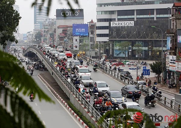 Giao thông giáp Tết ở Hà Nội: Ô tô xếp thành 5 hàng dài trên phố